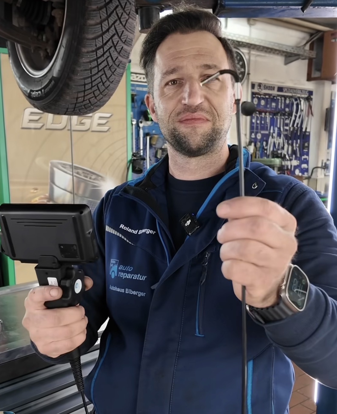 Roland Biberger mit der Cadial Endoskopkamera in der Werkstatt